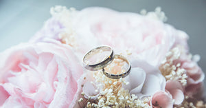 THE 8 BEST FIRST WEDDING ANNIVERSARY GIFT IDEAS